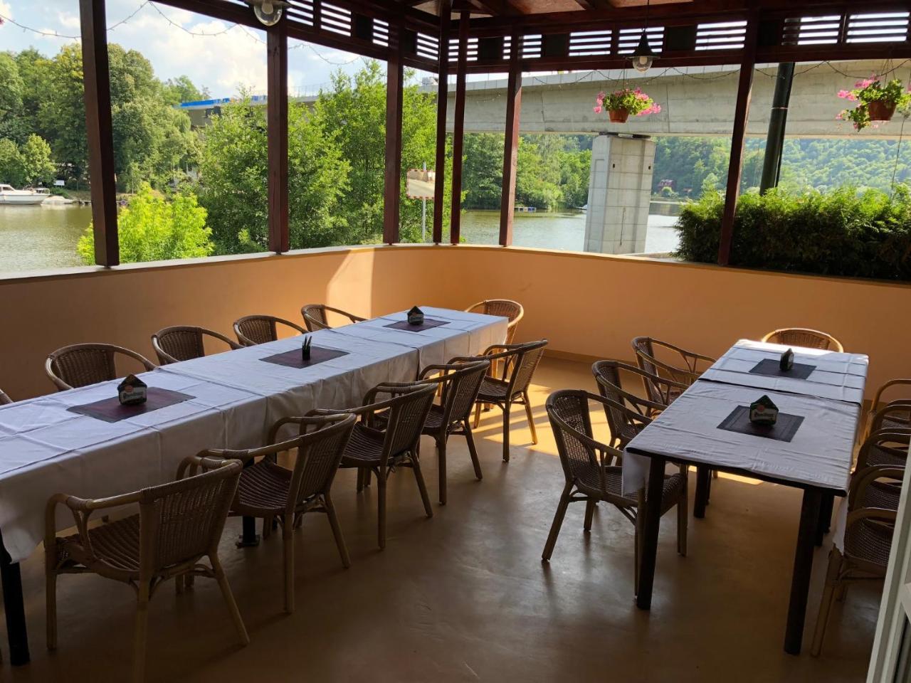 Hotel V Pivovare Davle Экстерьер фото